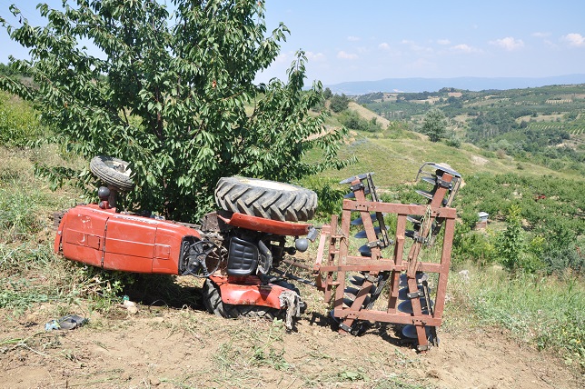 Traktörün altında can verdi