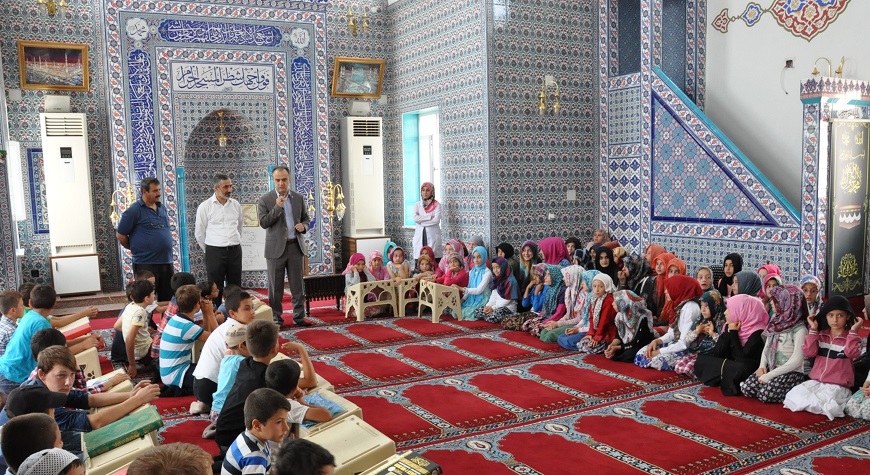 Yaz Kuran Kursu öğrencilerine kitap dağıtımı gerçekleştirildi