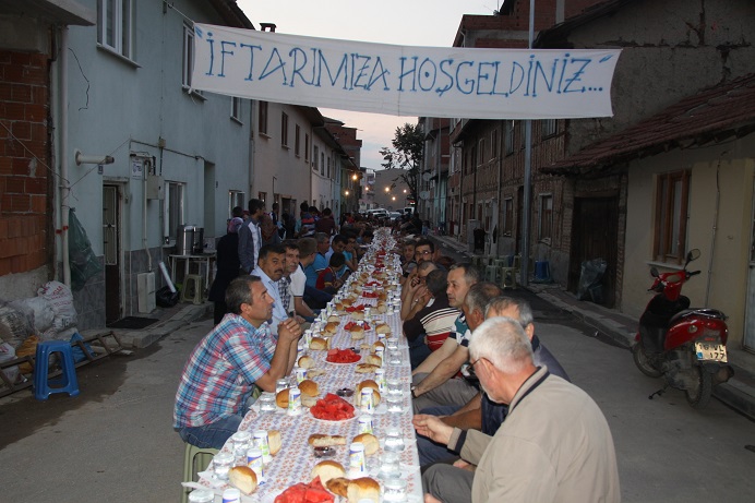 Demircioğlu sokaktan komşuluk örneği