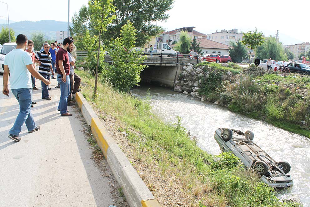 Ehliyetsiz sürücü dereye uçtu