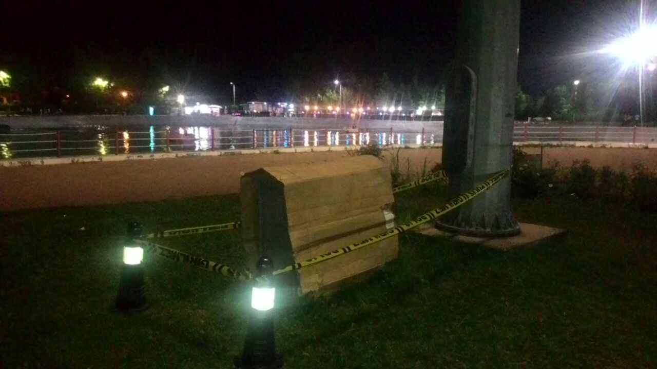 Parkta elektrik akımına kapıldı