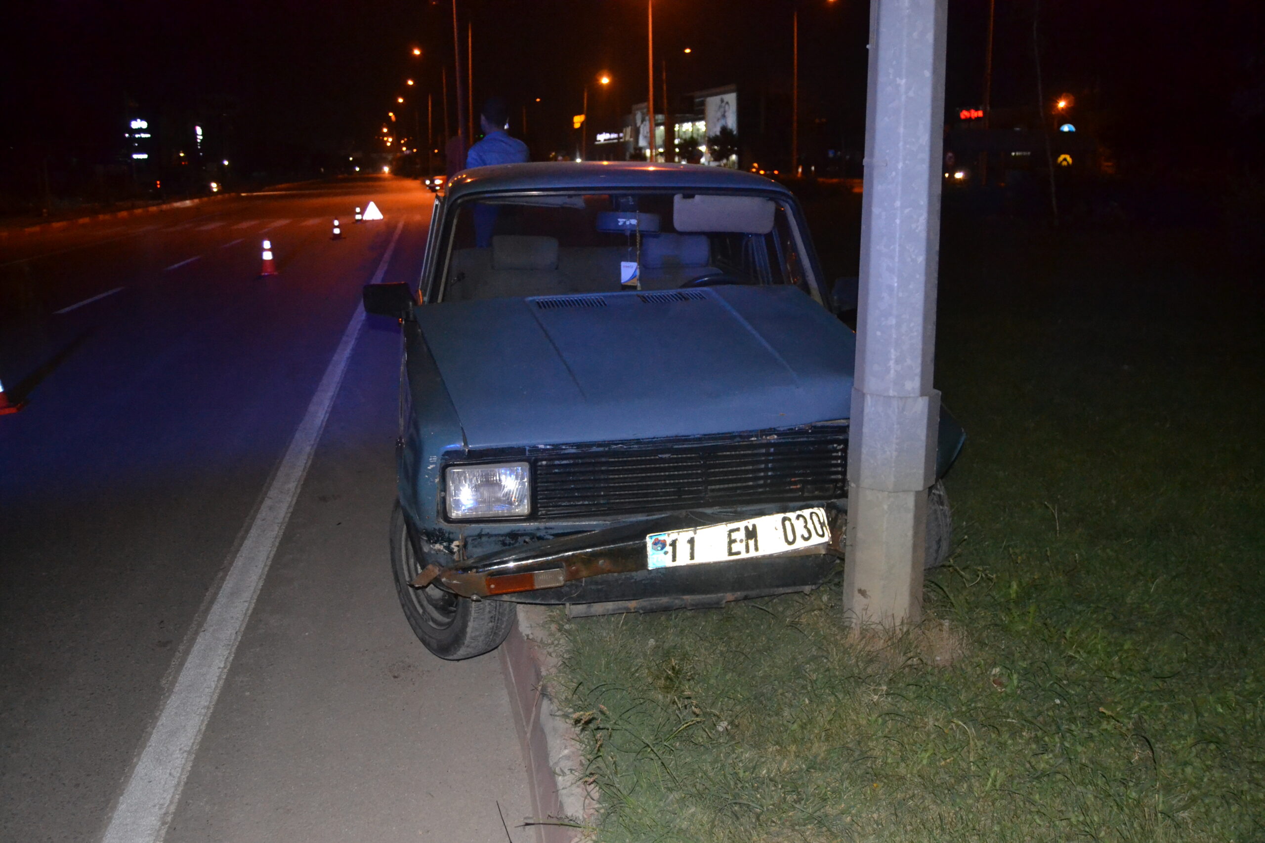 Orta refüjde direğe çarparak durabildi