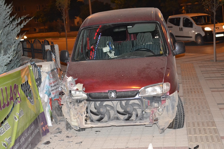 Kaldırımı aşıp duvara çarptı