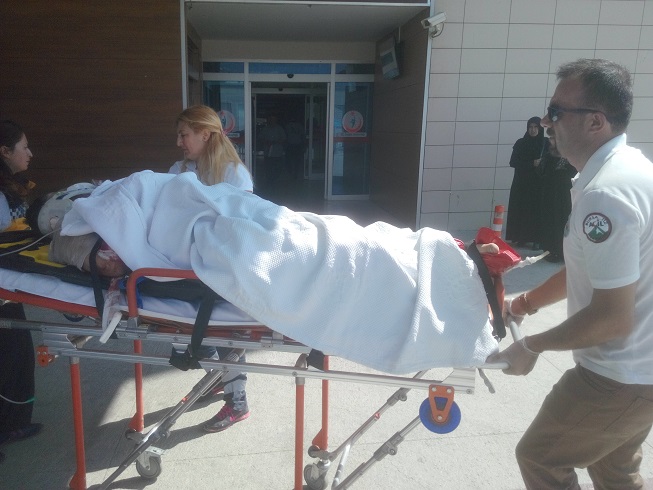 Duvar üzerine yıkıldı