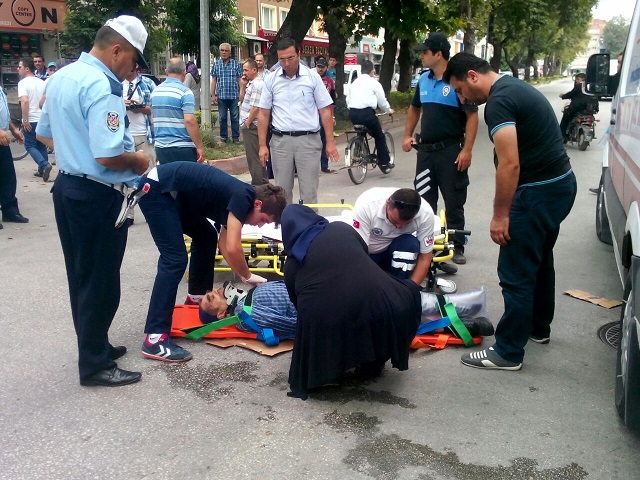 Minibüs yaşlı adama çarptı