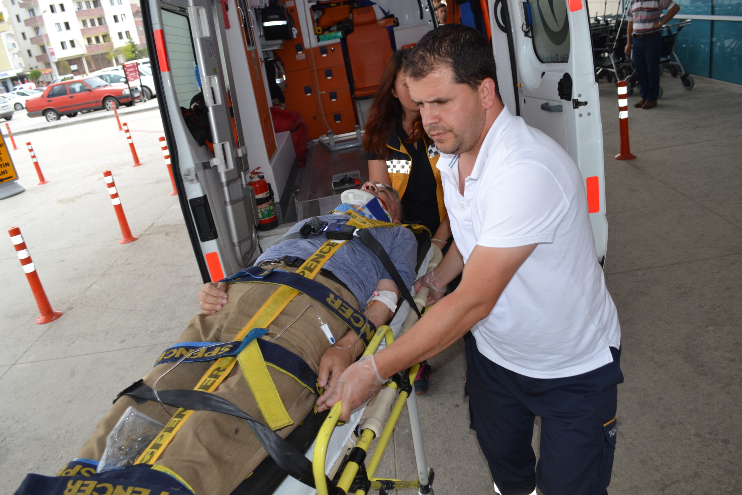 Karşıdan karşıya geçmek isterken olan oldu