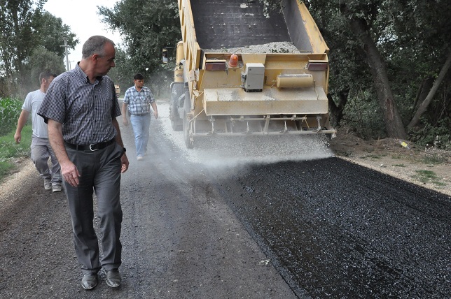 Mezarlık yolu tozdan kurtuldu