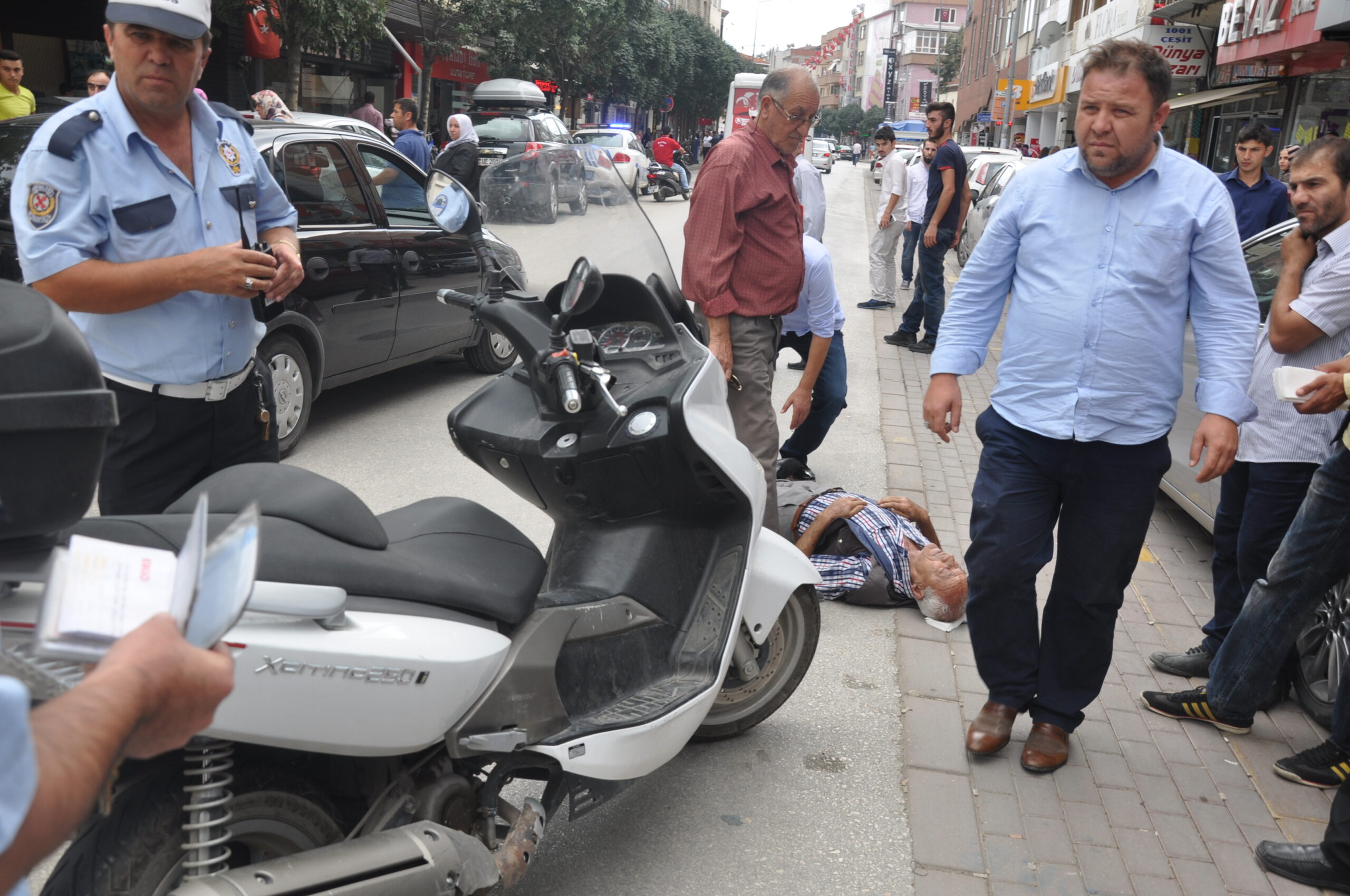 Motosiklet yaşlı adama çarptı