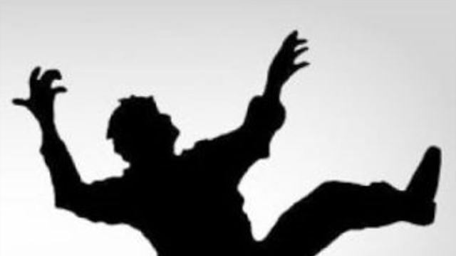 Çatıdan düşüp hayatını kaybetti