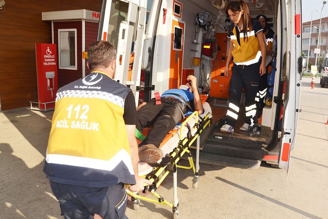 Kaza yapan araçlara çarpıp yaralandı