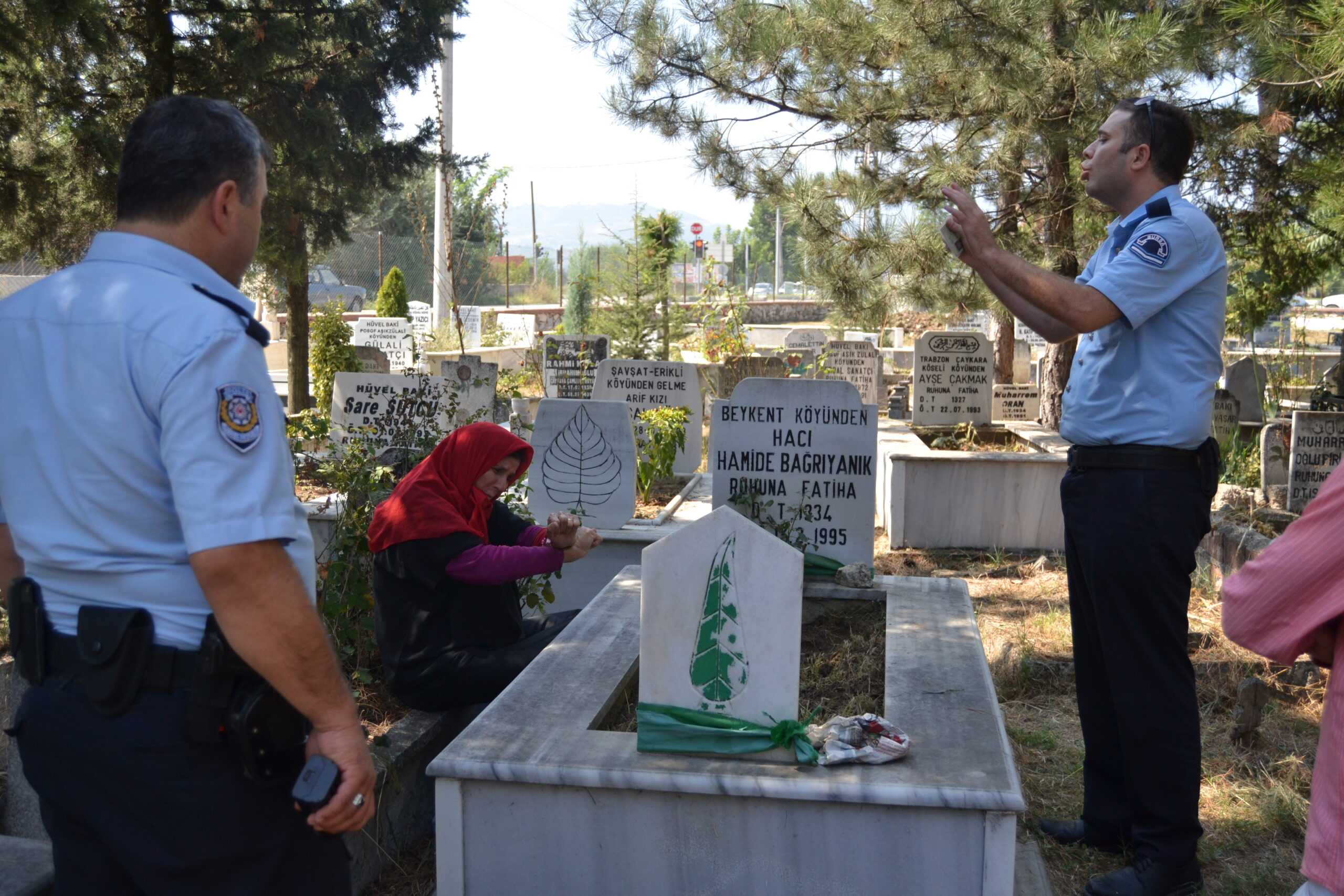 Evine gitmedi mezarlıkta konakladı