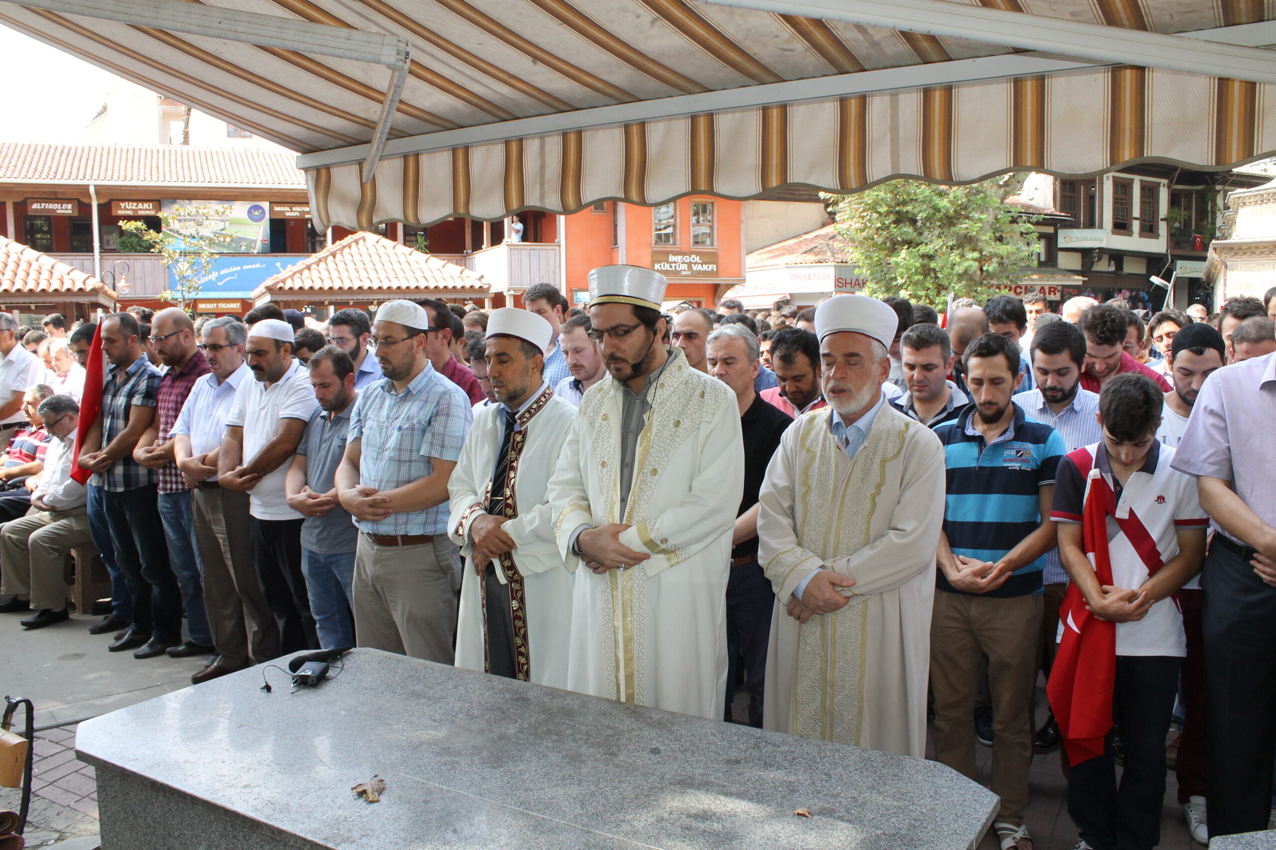 İnegöl şehitler için saf tuttu