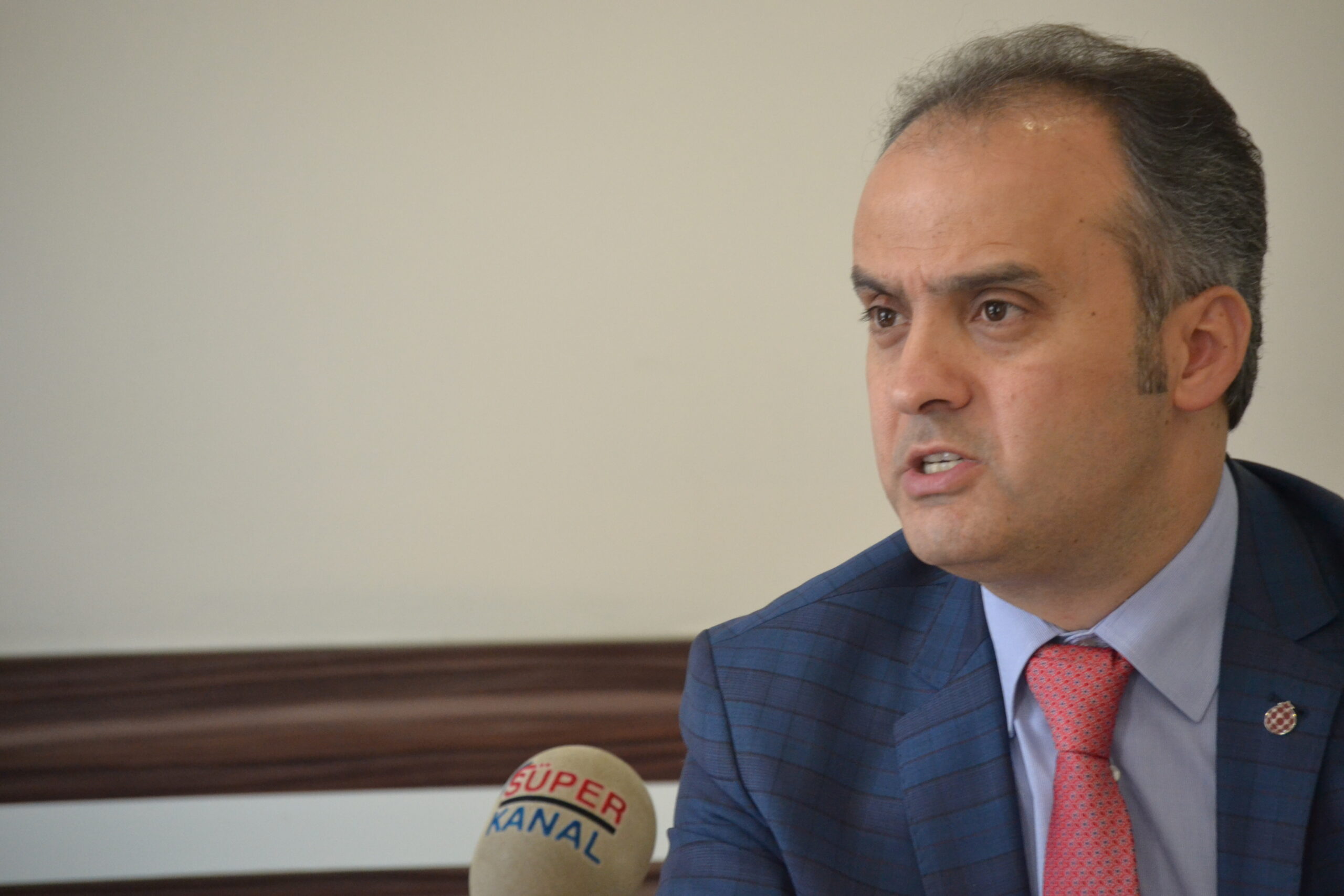 Her yer bayraklarla donatılsın