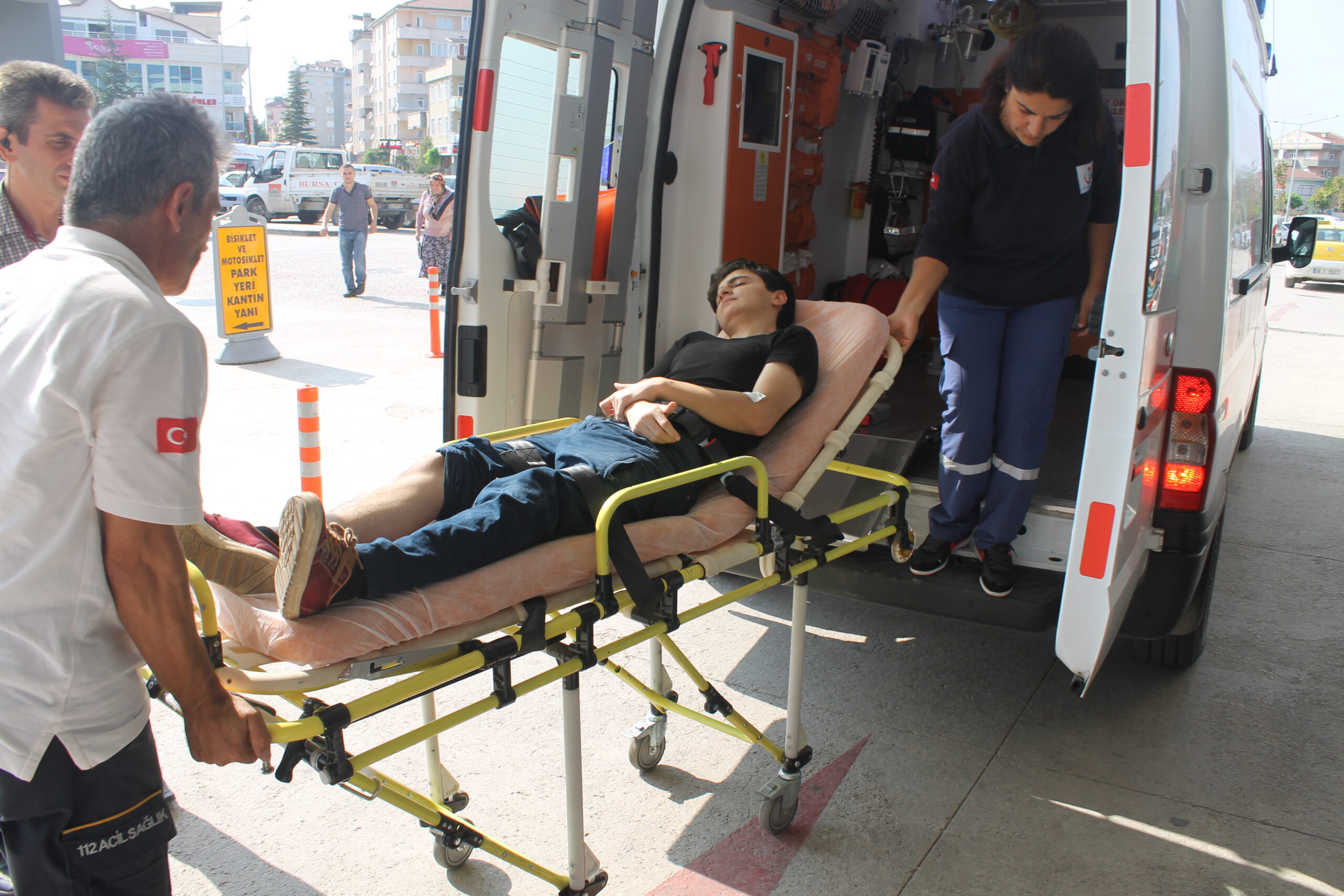Elektrikli bisikletten düşüp yaralandı