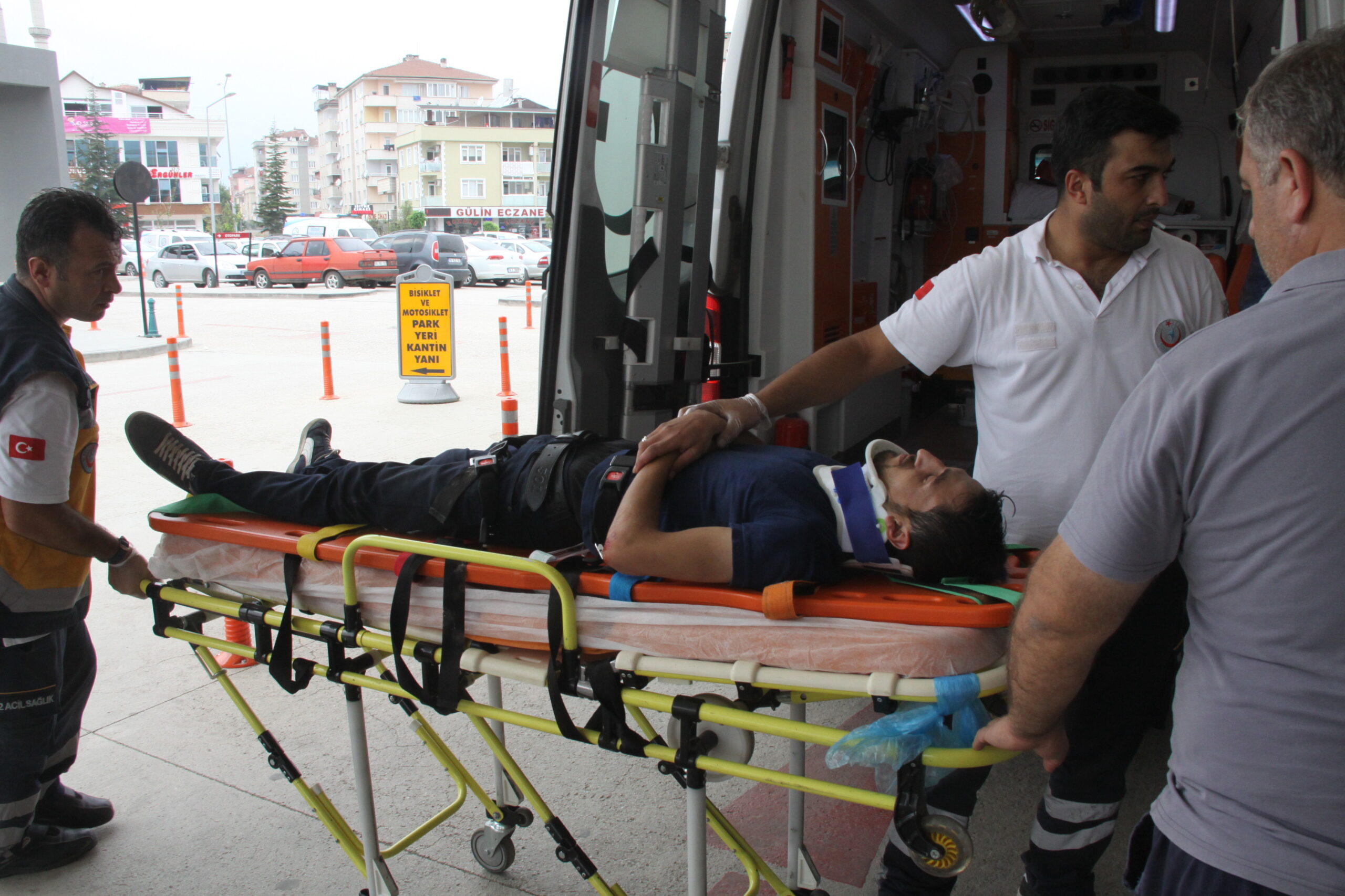 Karşıdan karşıya geçmek isterken olan oldu