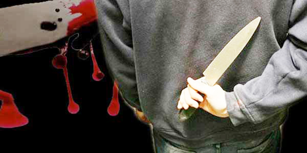 Kendini bıçakla yaraladı