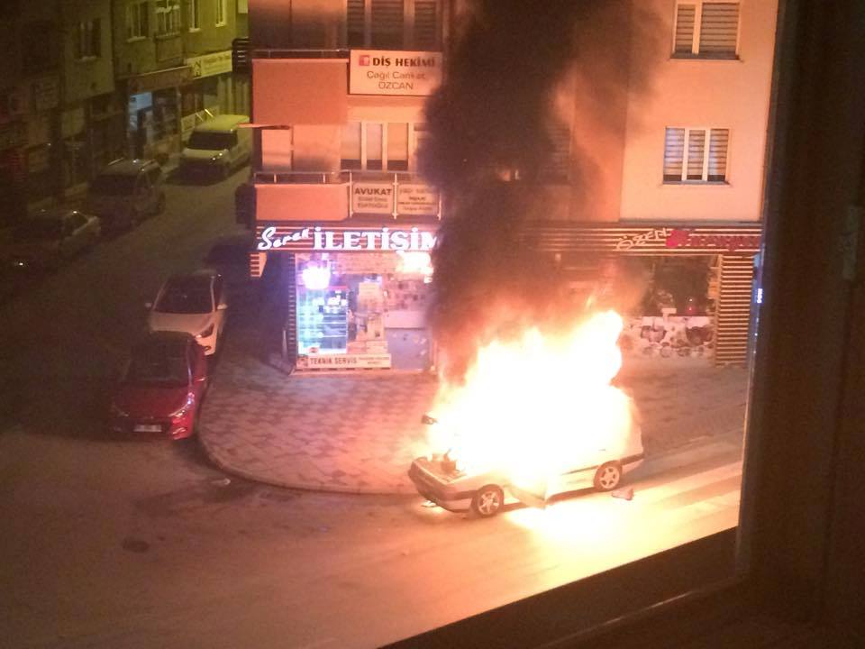 Araç alev topuna döndü