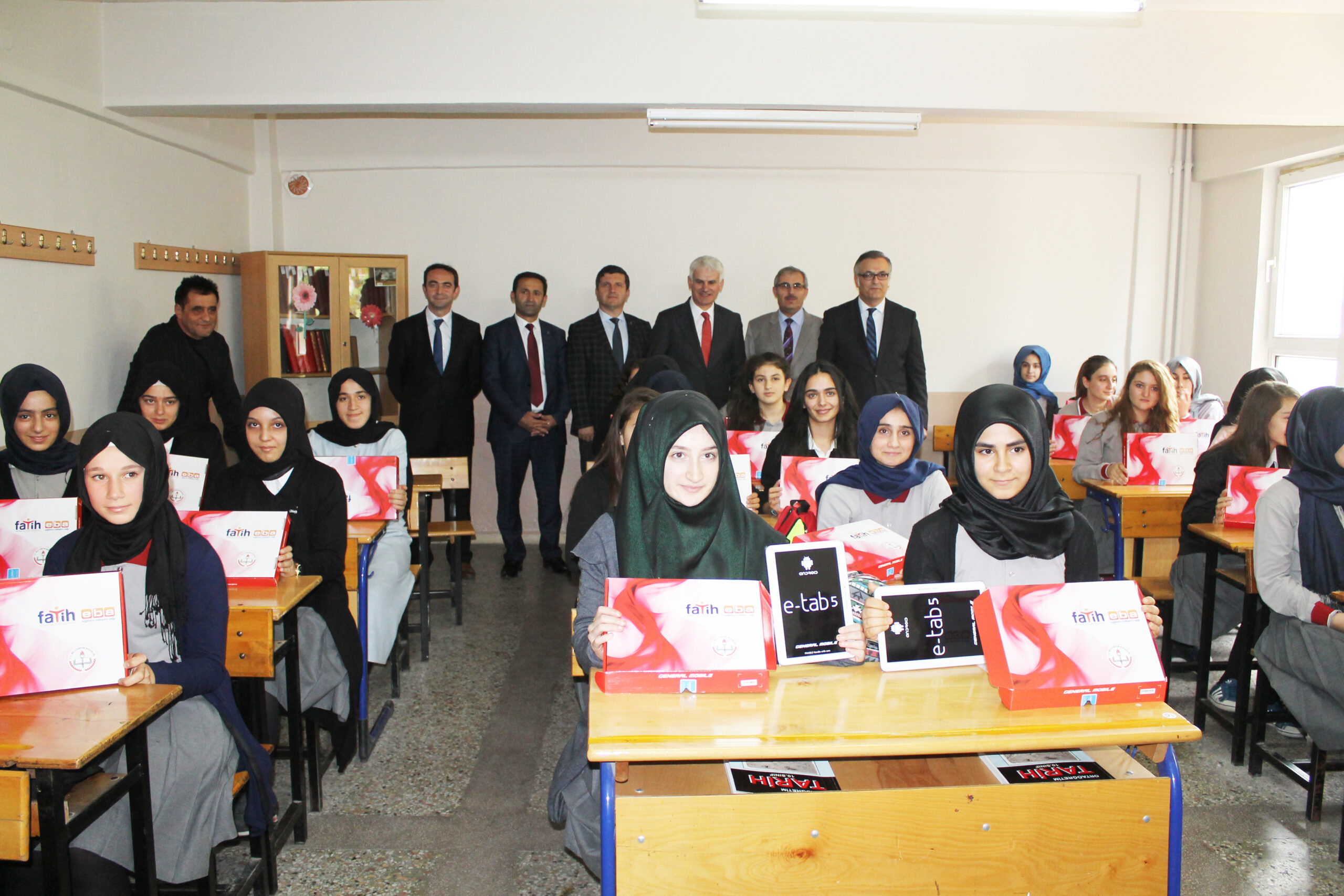 Öğrenciler tabletlerini teslim aldı