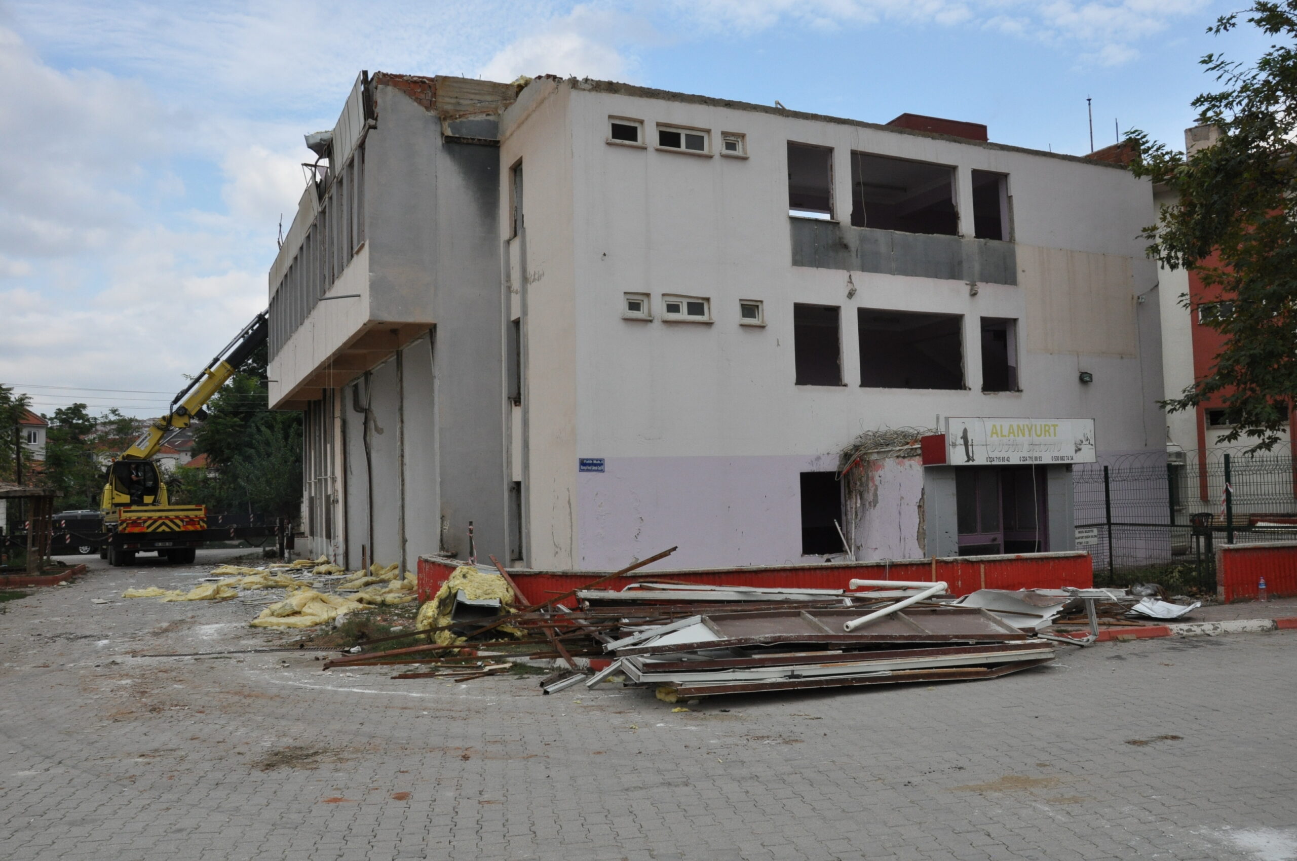 Dayanıksız binalar yıkılıyor