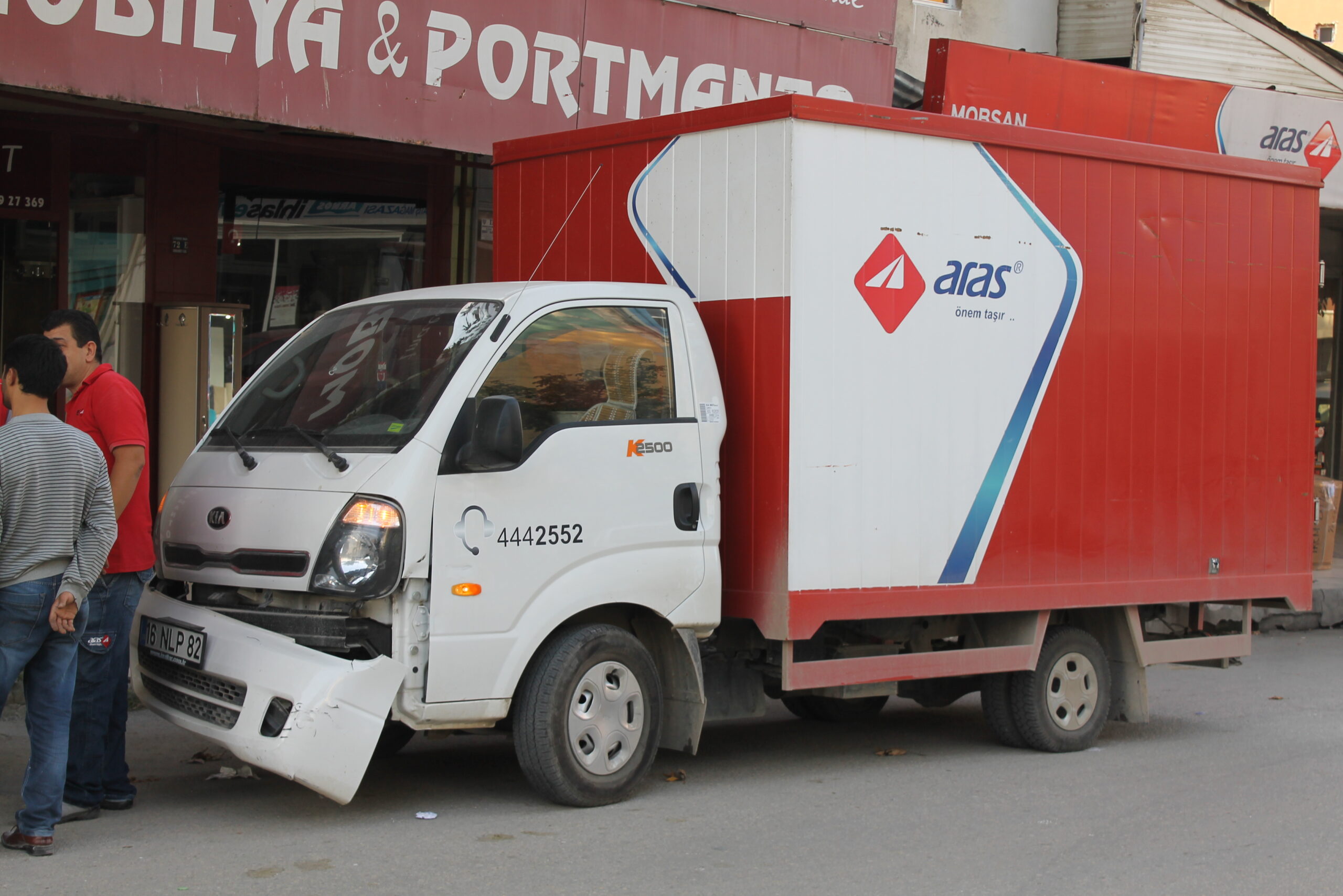 Motosiklet kamyonetle çarpıştı: 1 yaralı