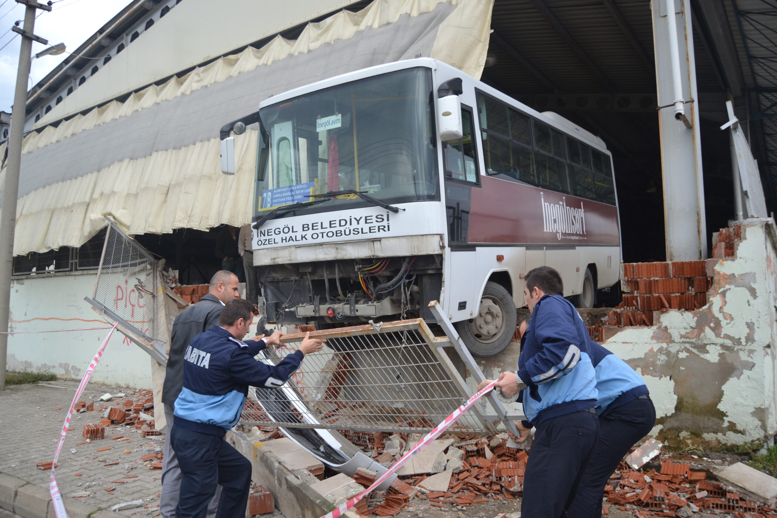 Duvarı delip askıda kaldı