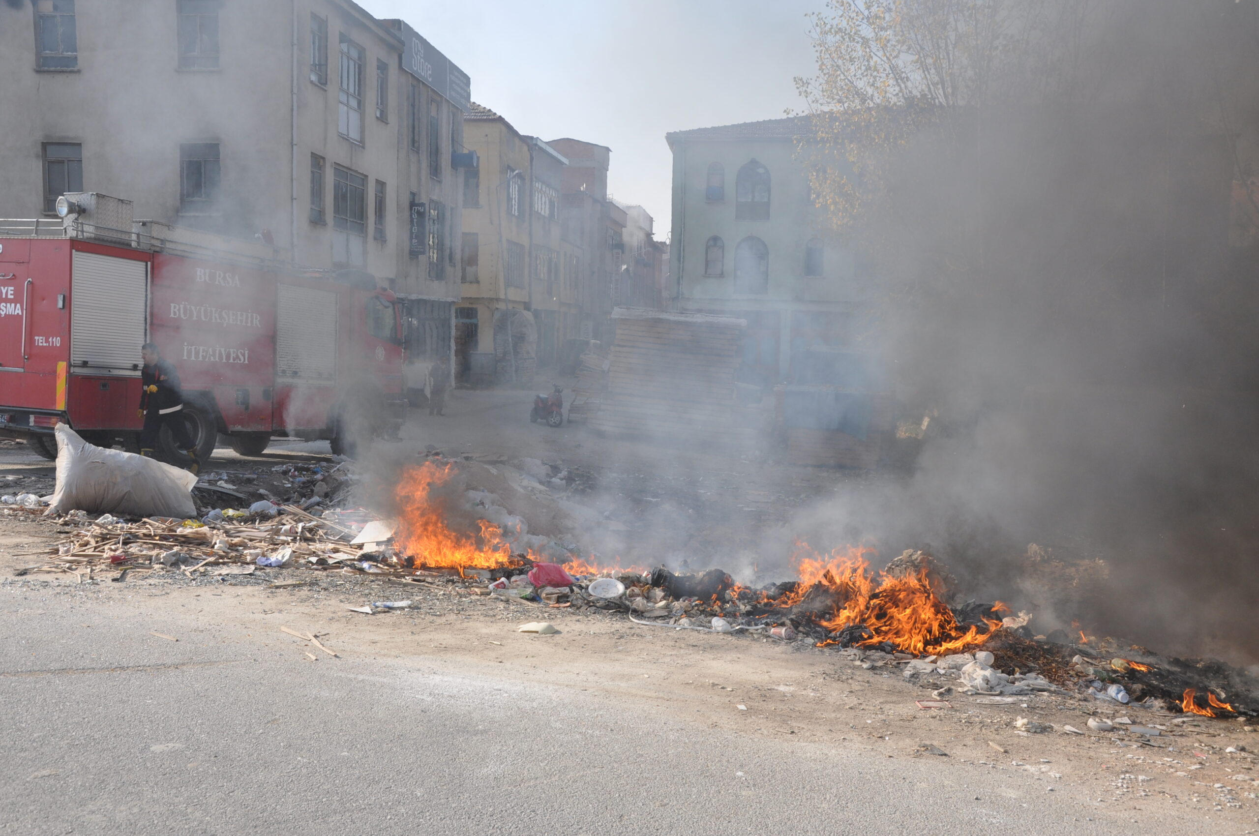 SANAYİ ATIKLARI TEHLİKE SAÇIYOR