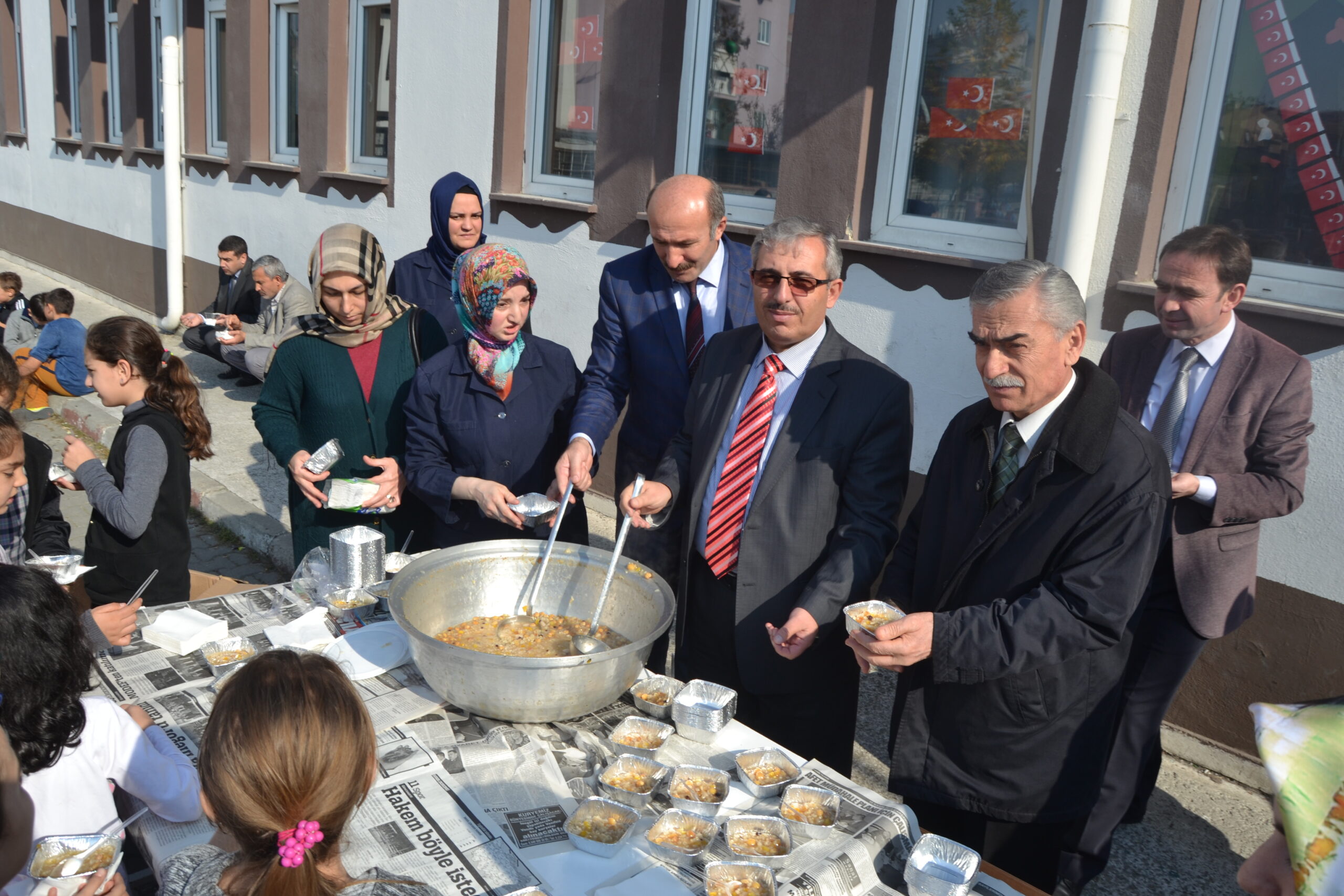 Öğrencilere aşure ikramı