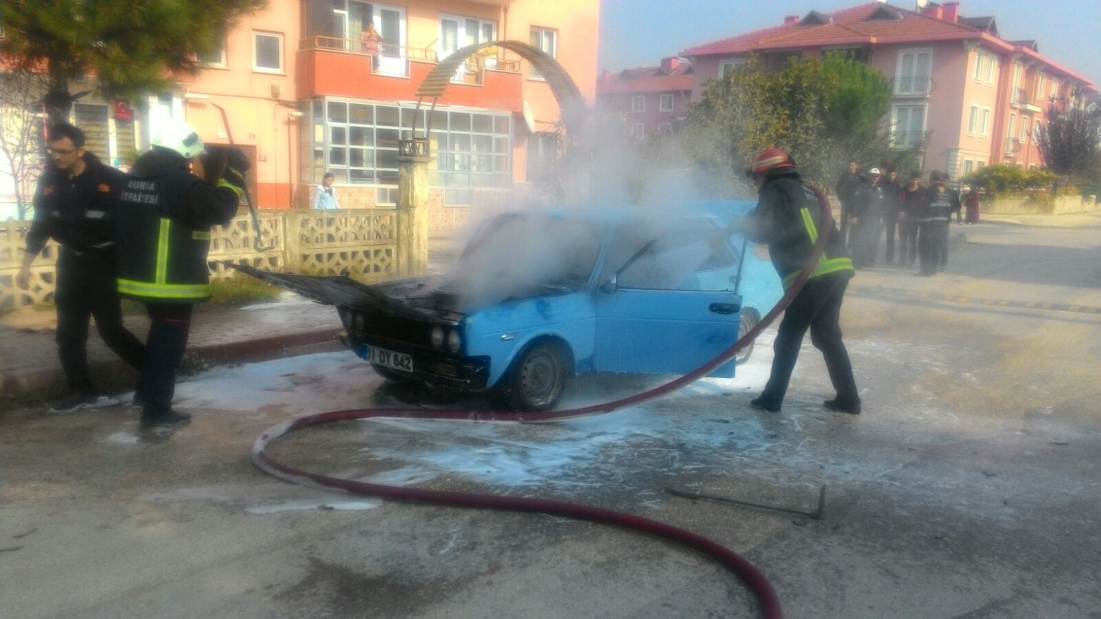 Özel otomobil birden alev aldı