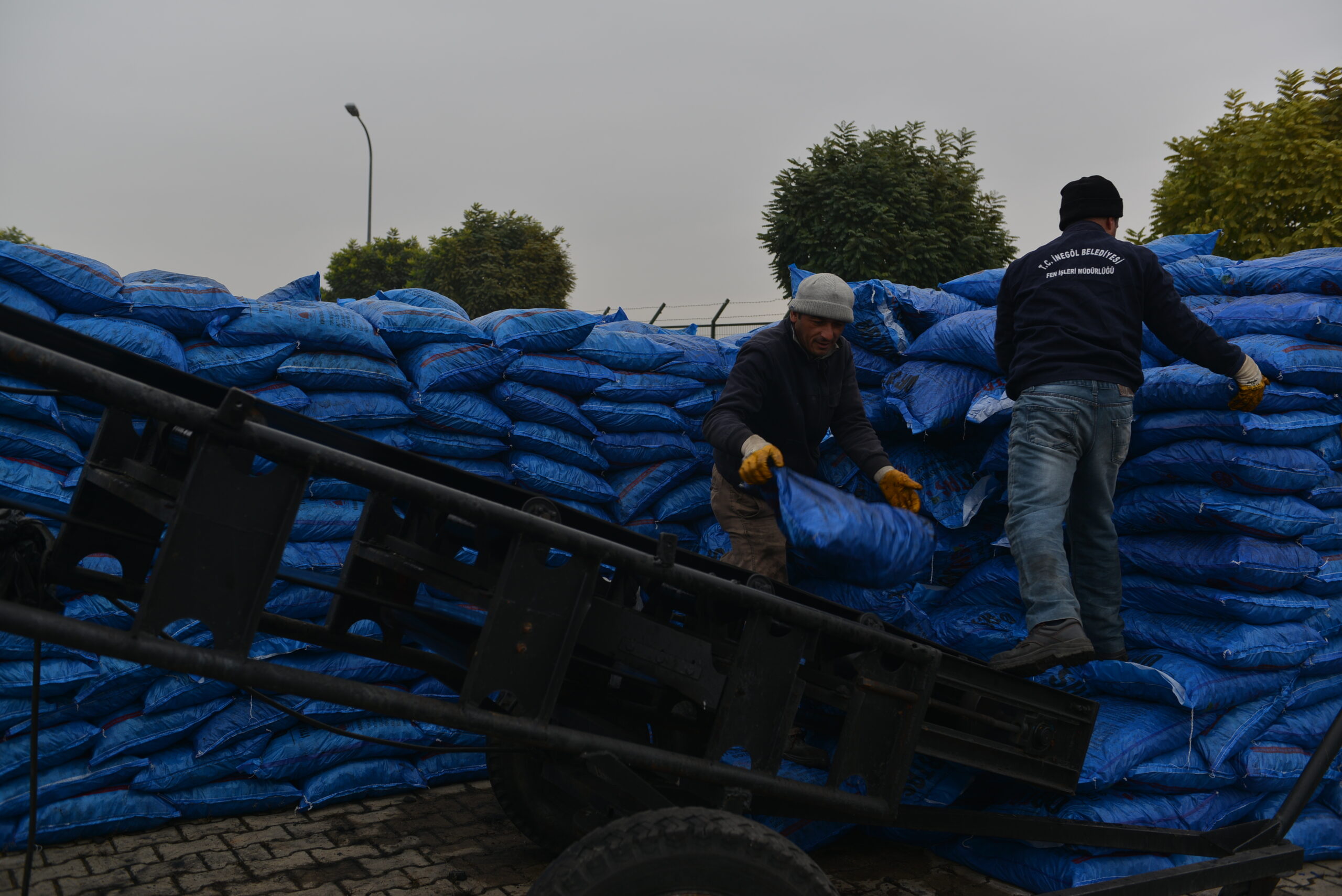 YAKACAK YARDIMLARI BAŞLADI BİN AİLEYE YAKACAK YARDIMI