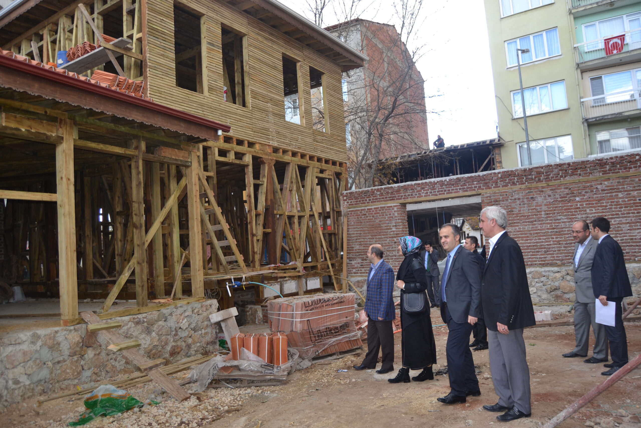 Burhaniye Mahalle Konağı’nda çalışmalar sürüyor