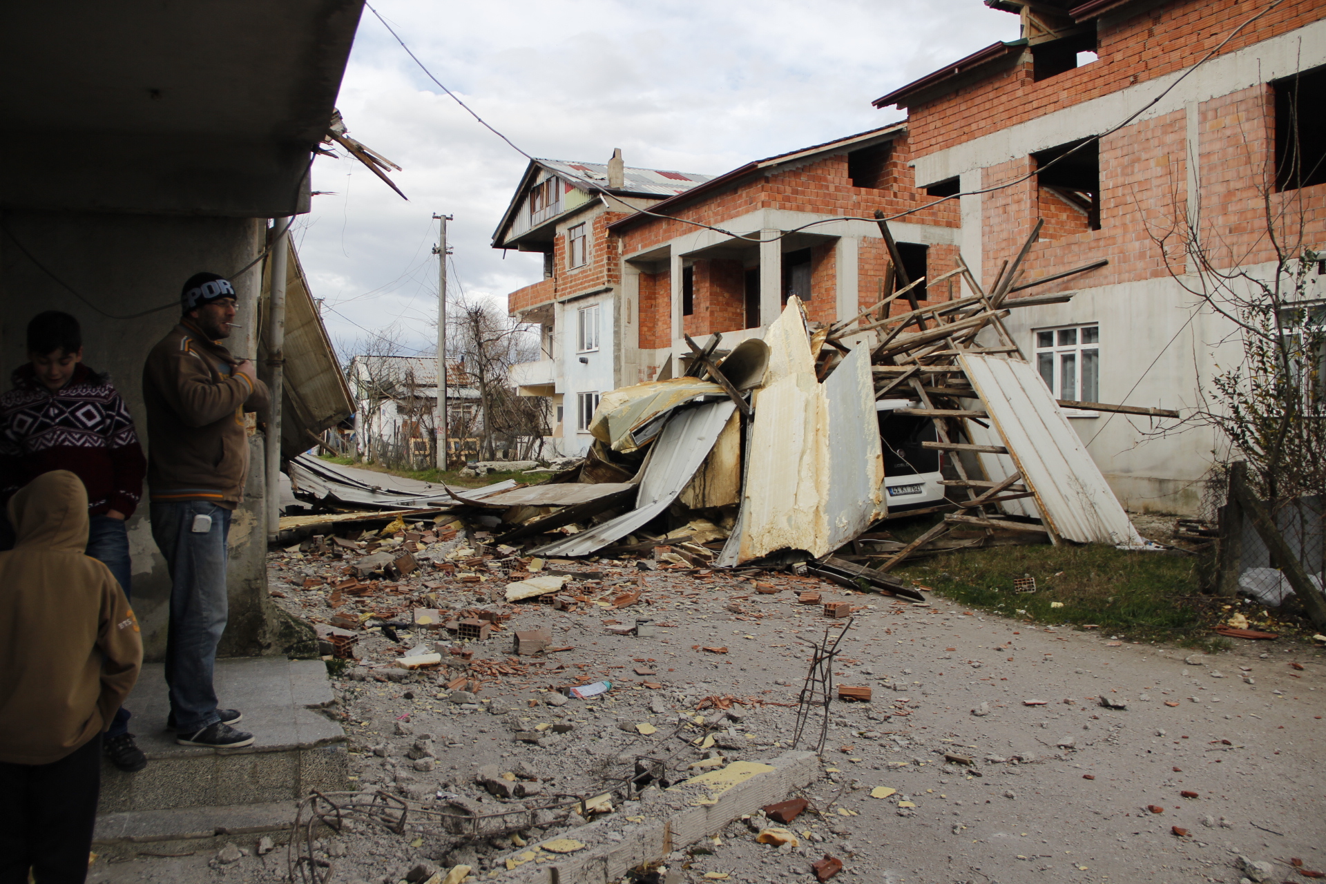Lodos çatıları uçurdu