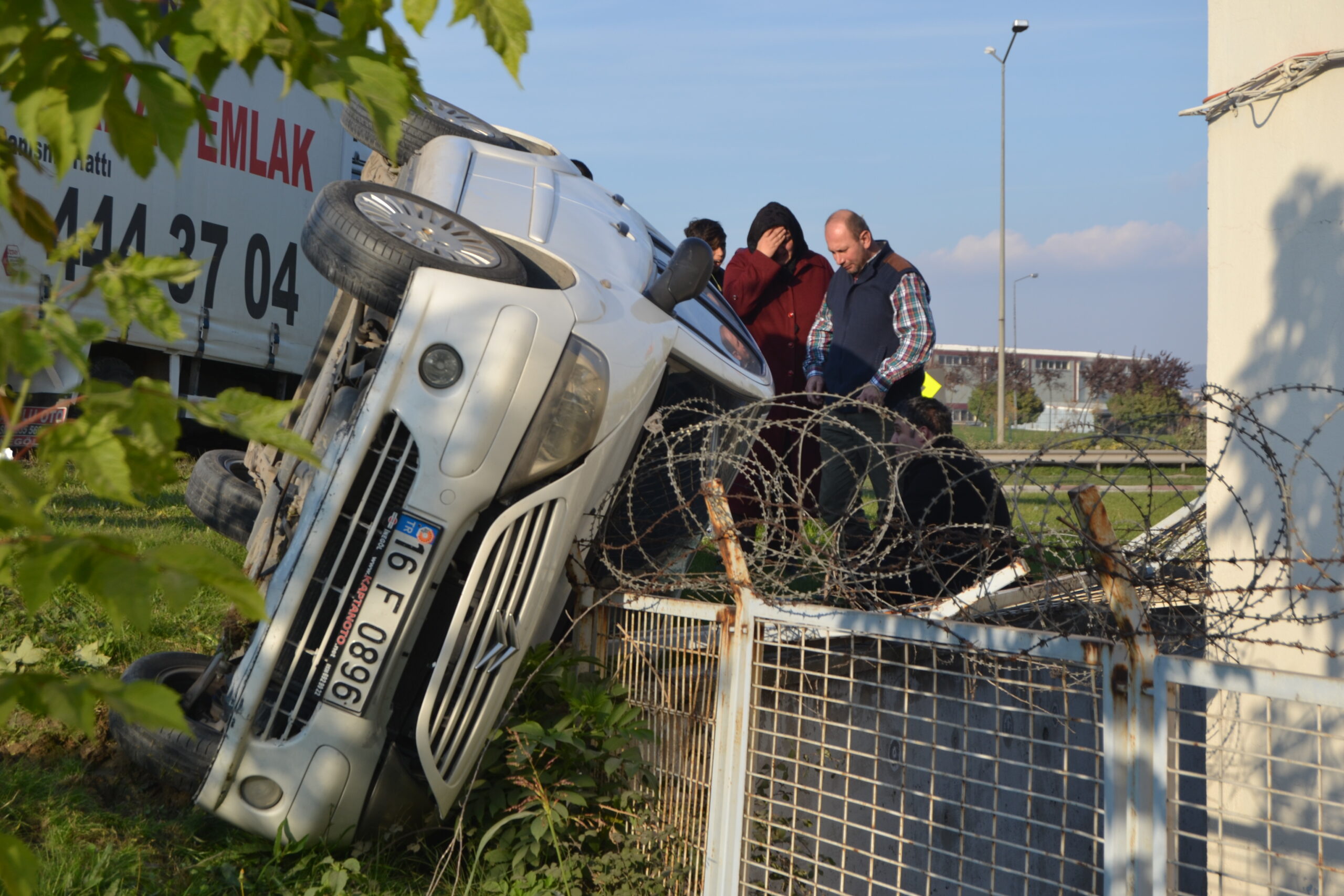 Kavşak üzerinden şarampole yuvarlandı