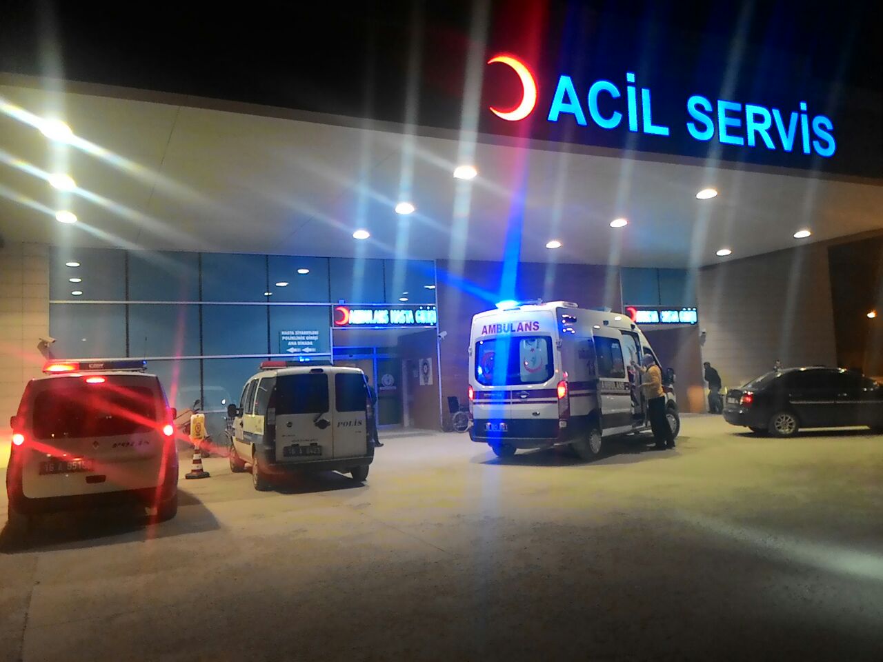 Ekmek yerine yanlışlıkla kendini kesti