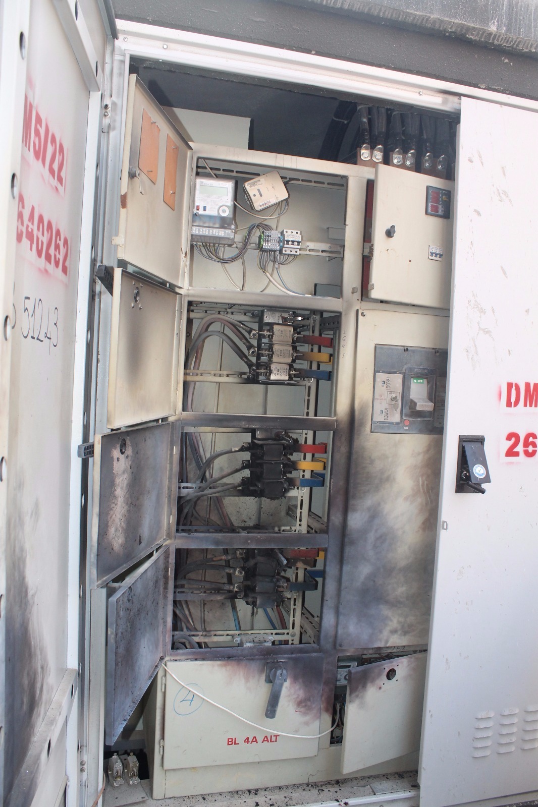 Patlayan trafo korku saçtı