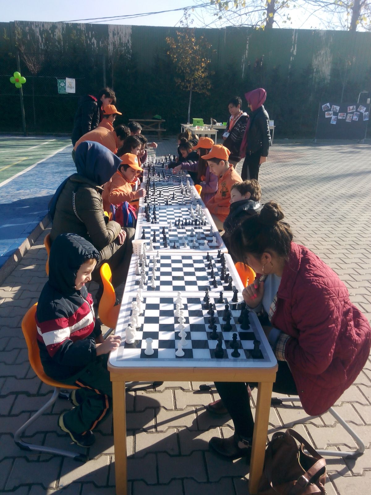 Satranç sporu ile kendilerini geliştiriyorlar