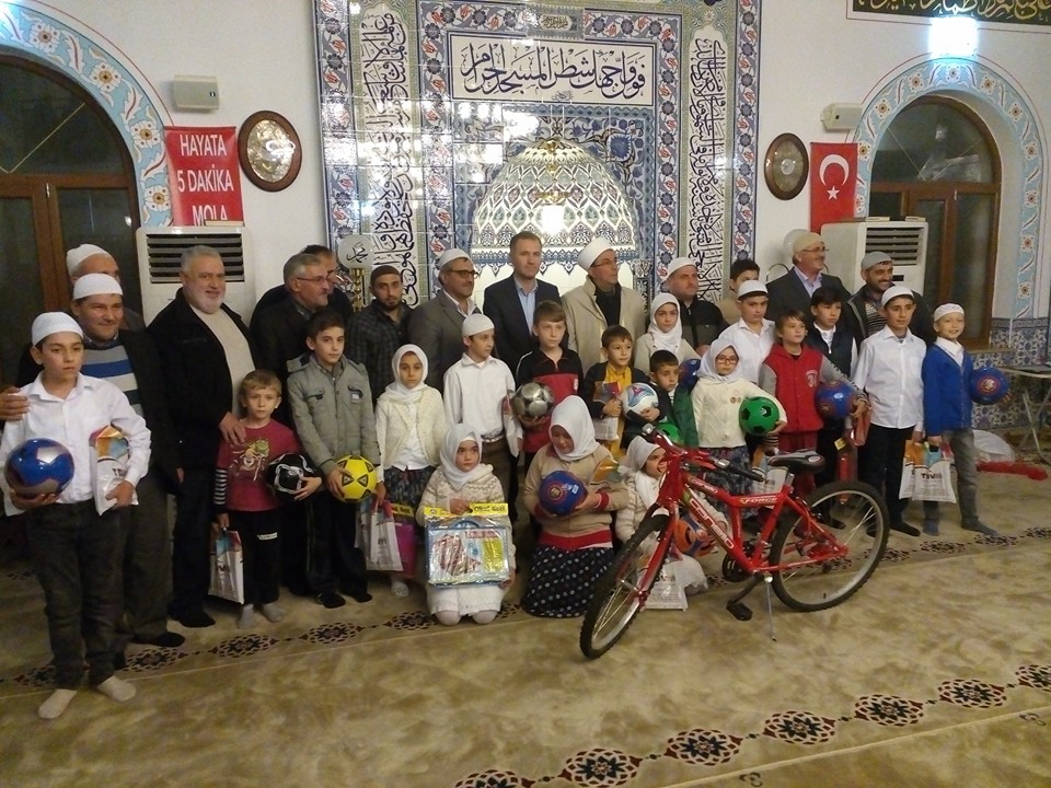 Öğrenciler hediyeleri kaptı