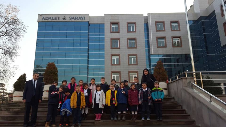 Kosova’lı minikler Adalet Sarayı’nda