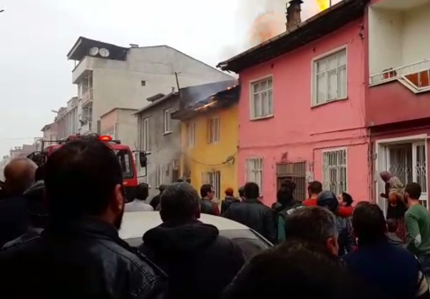 Ahşap ev alevlere teslim oldu