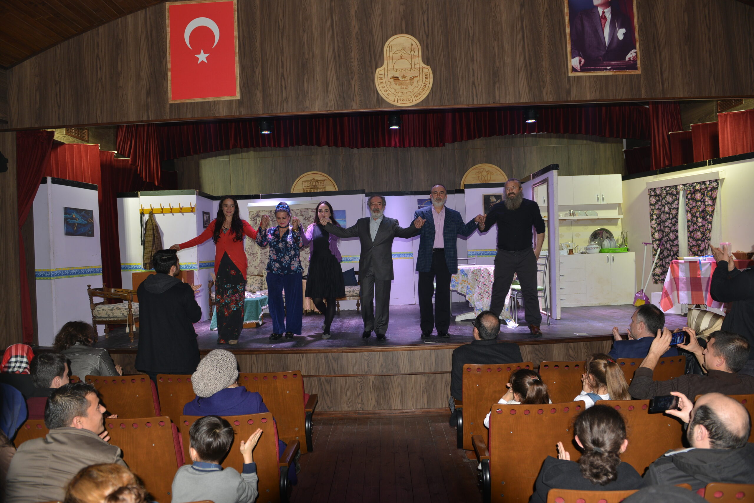 Tahta Çanak sahnelendi