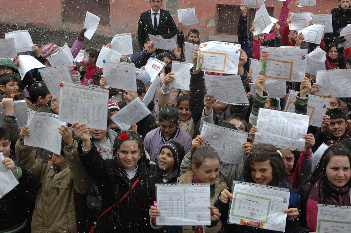 ÖĞRENCİLER KARNELERİNİ ALDI