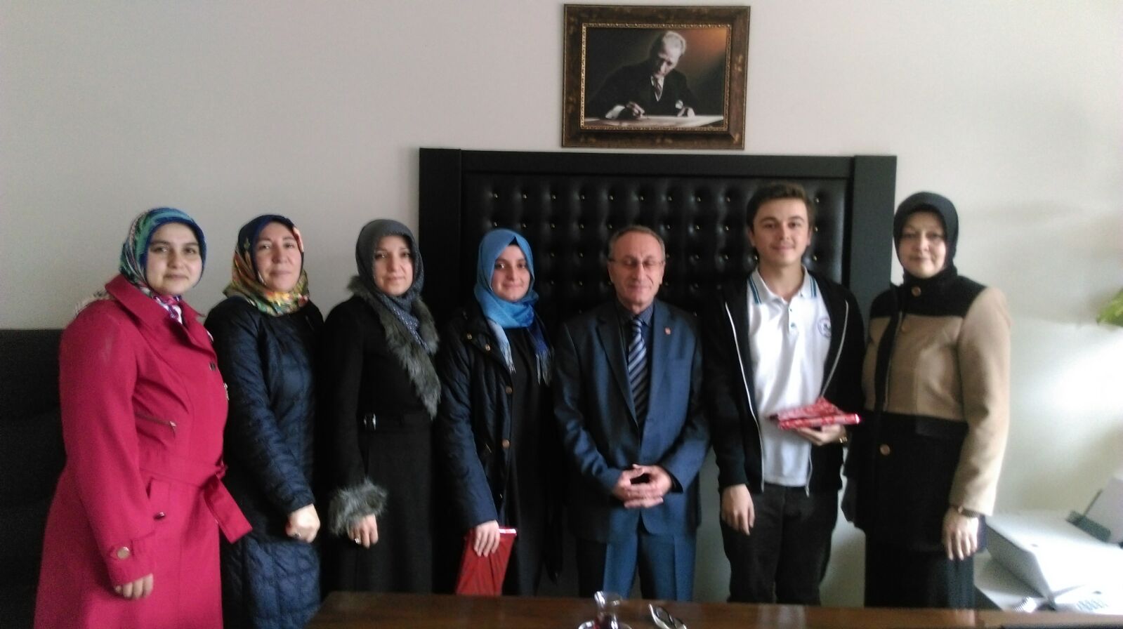 AK Kadınlardan münazara birincilerine ödül