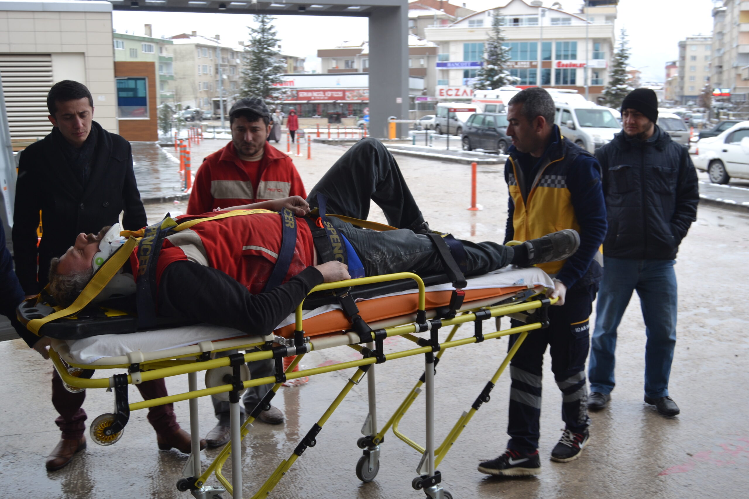 MOBİLYA SANAYİSİNDE İŞ KAZASI 3 Metreden yere düştü