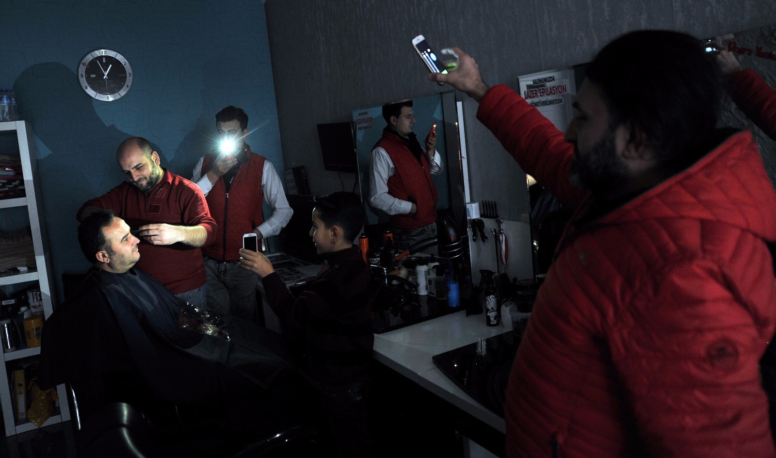 Telefon ışığıyla tıraş