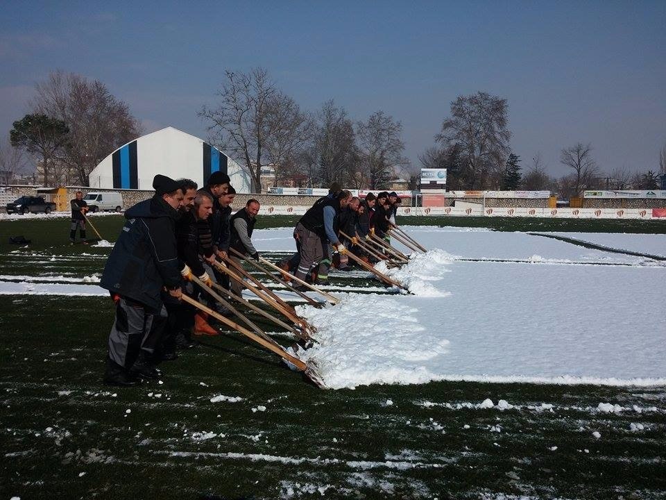 İlçe stadında kar temizleme çalışmaları
