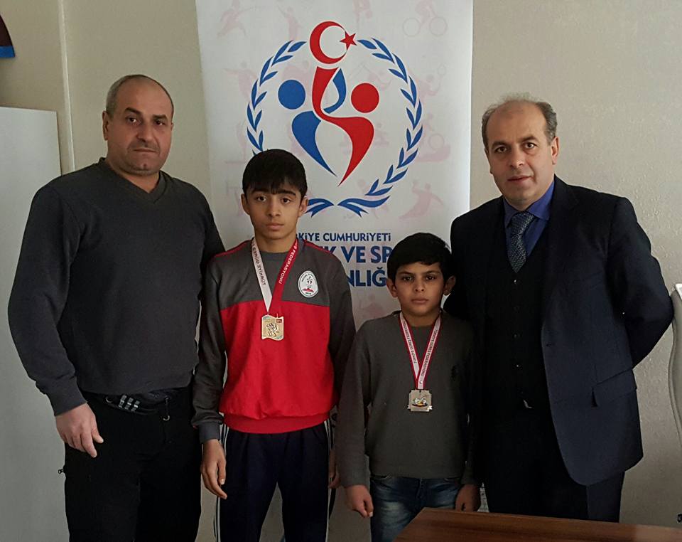 Yücel, güreş şampiyonlarını ödüllendirdi