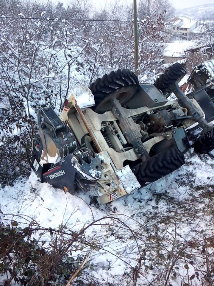 İş makinesi şarampole yuvarlandı