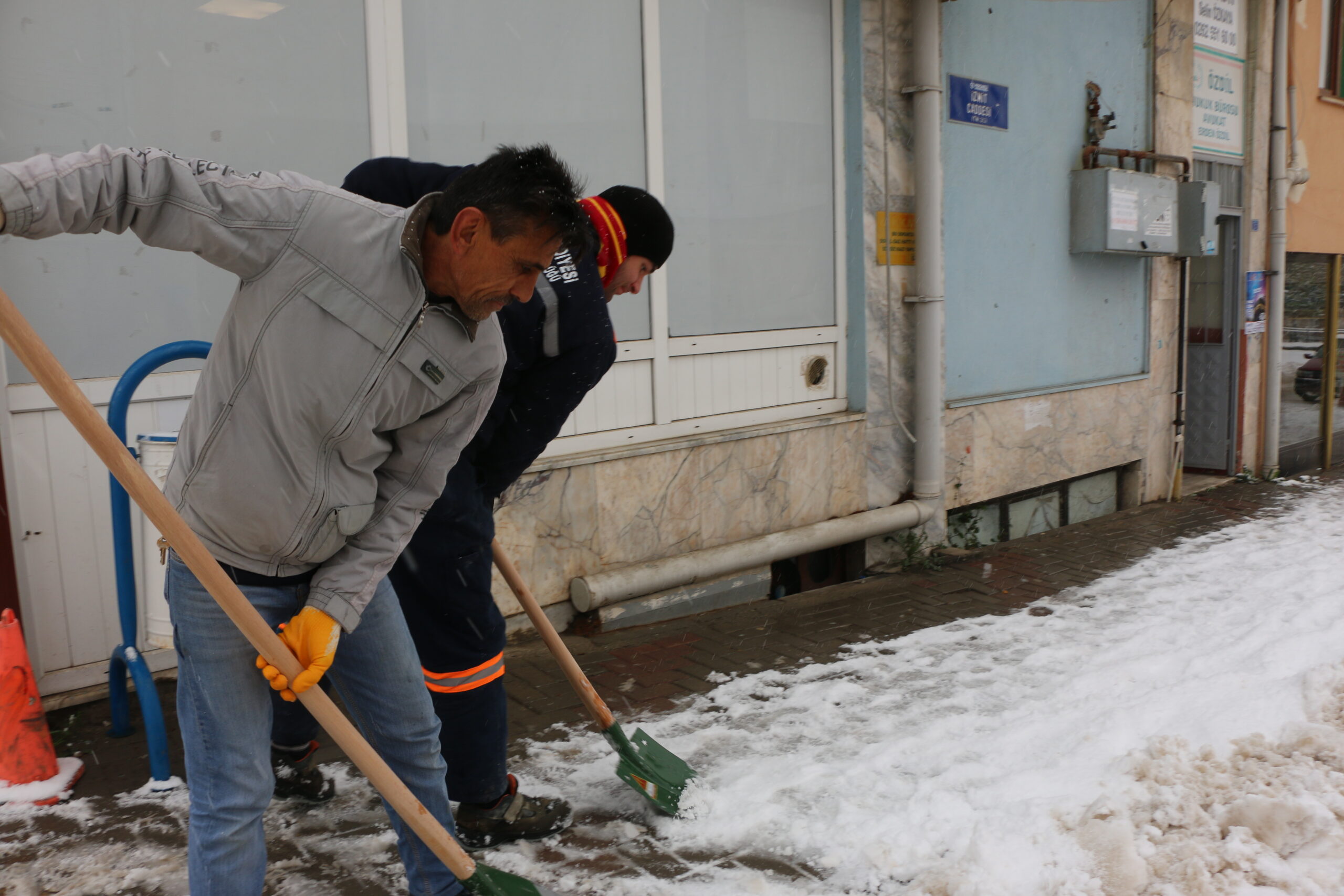 KARLARI YOL ORTASINA ATMAYIN