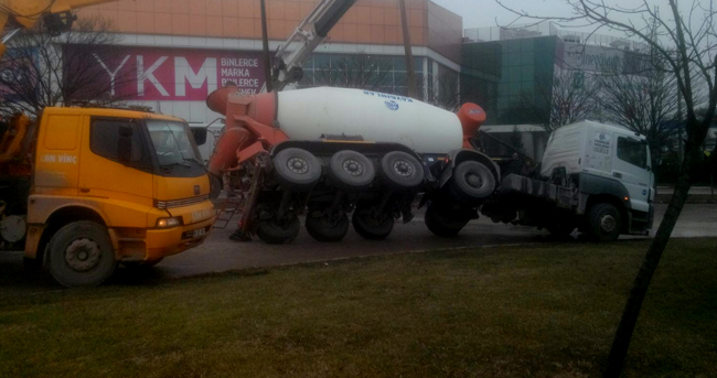 BETON MİKSERİ YAN YATTI