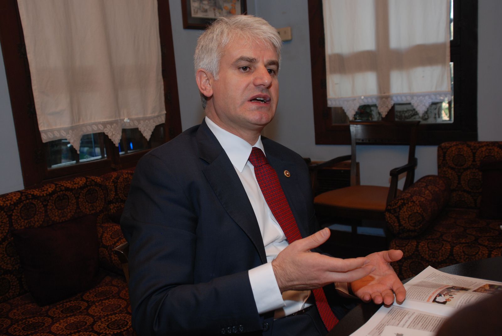 Şahin Ateş Püskürdü “Sözde Siyasetçi”