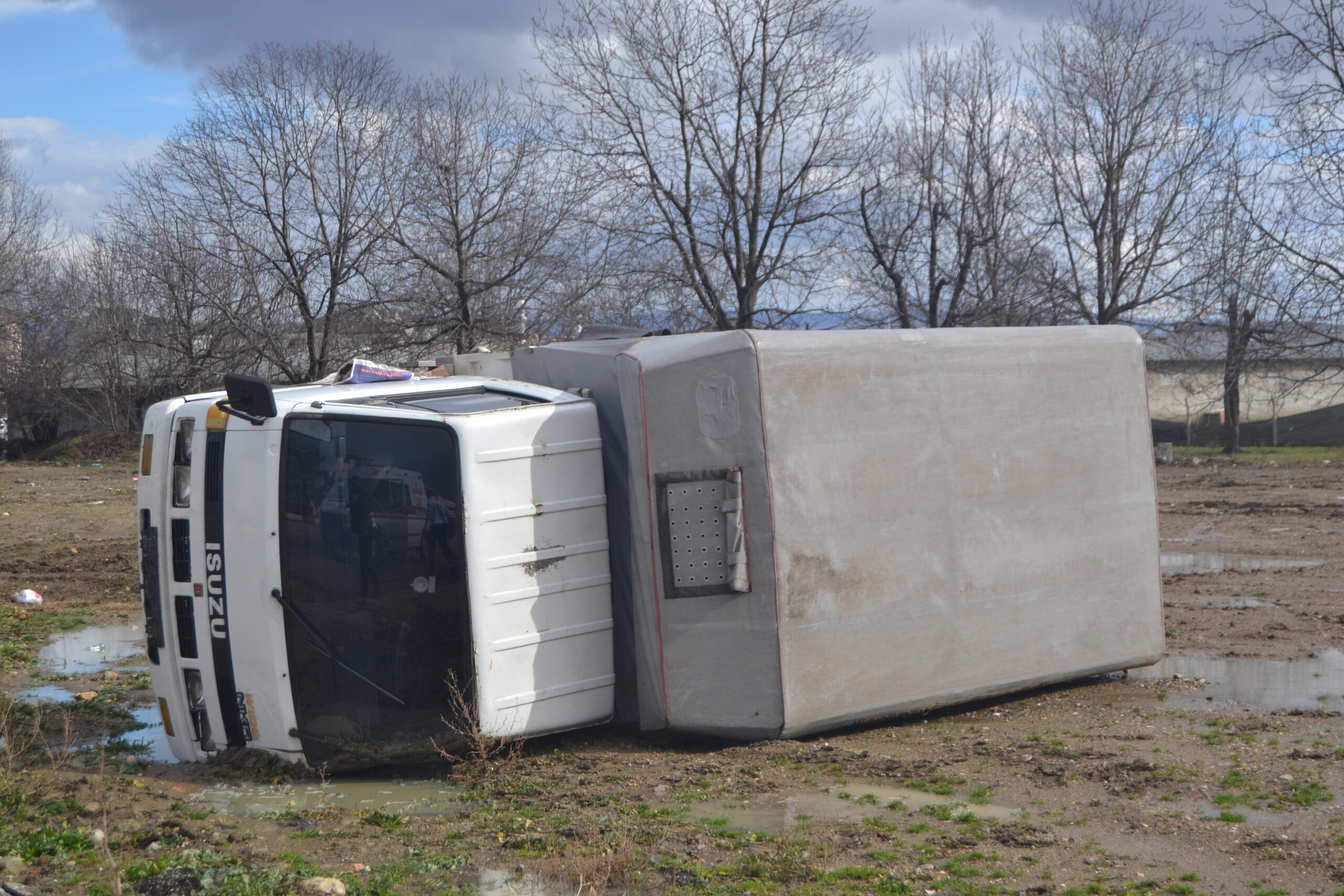 Hakimiyetini kaybedip takla attı